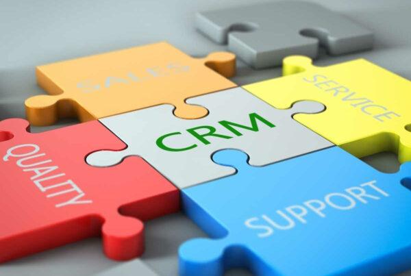 grafika z puzzlami symbolizująca kompleksowość systemu CRM