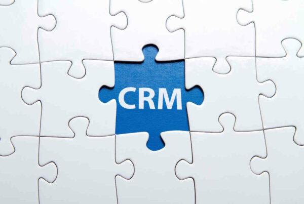 grafika z puzzlami i w centrum puzel CRM, zmiana systemu CRM powinna uzupełniać całą pracę