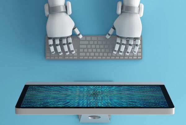 Ręce robota klikającego w klawiaturę i ekran z kodem