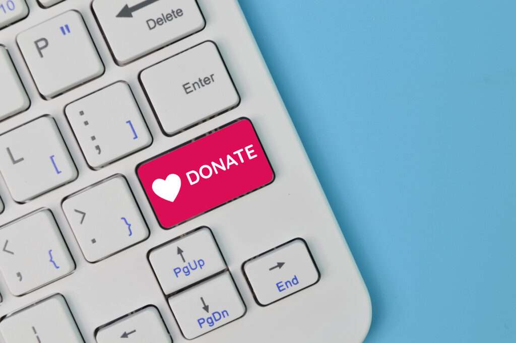 Klawiatura z napisem "Donate", które symbolizuje budowanie zaangażowanej społeczności w social mediach.