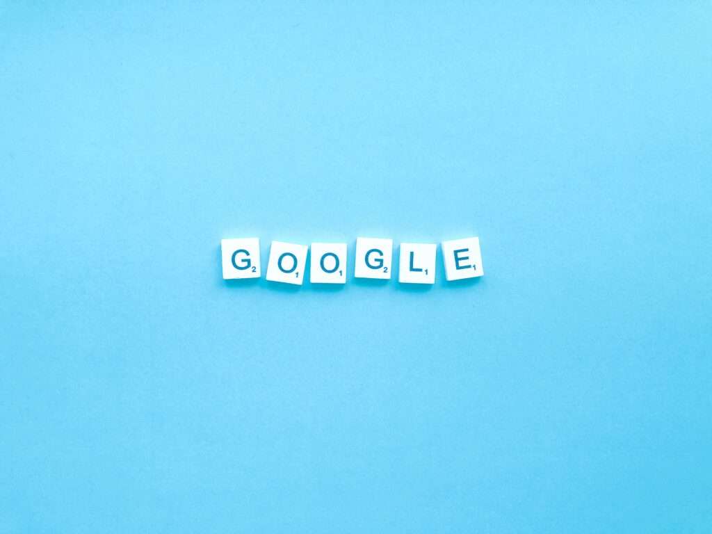 Utworzony napis "google" z literek scrabble. Integracja z Google.