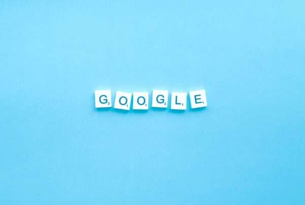 Utworzony napis "google" z literek scrabble. Integracja z Google.