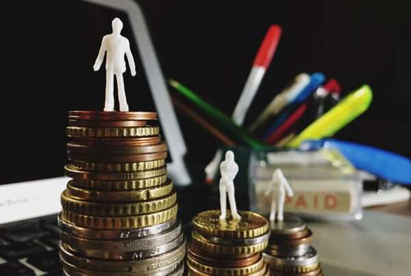 Podium stworzone z monet. Wskaźniki rentowności danego pracownika.